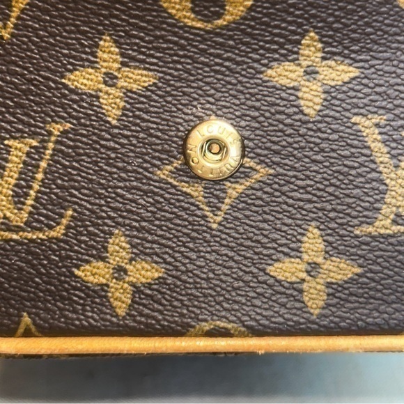 AUTHENTIC Louis Vuitton Dopp Kit. EXCELLENT condition. - Picture 8 of 16